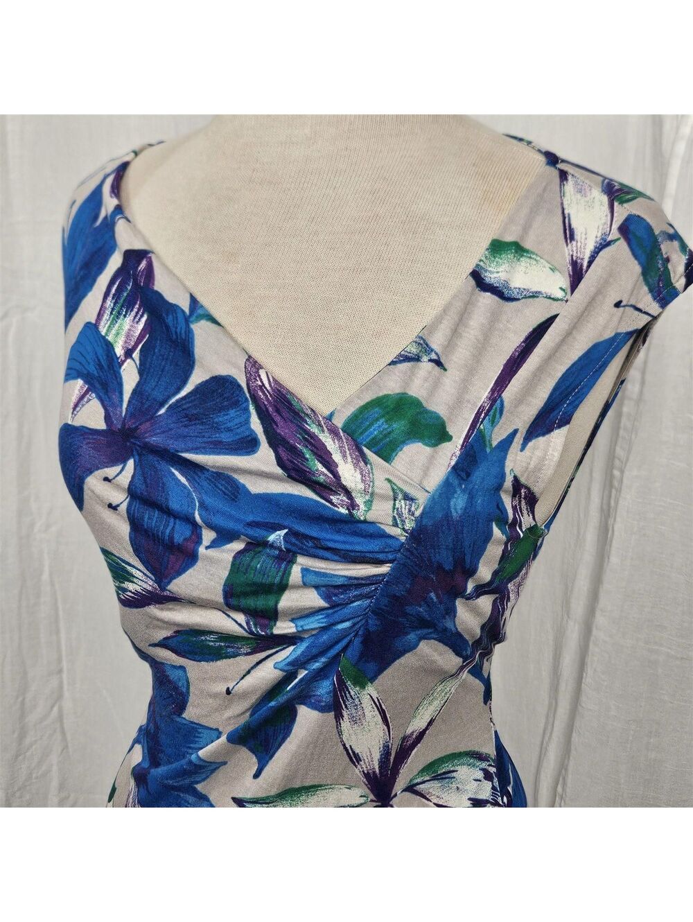 Asymmetrical Neckline Sleeveless Blouse Ann Taylor sz Medium - Picture 3 of 7